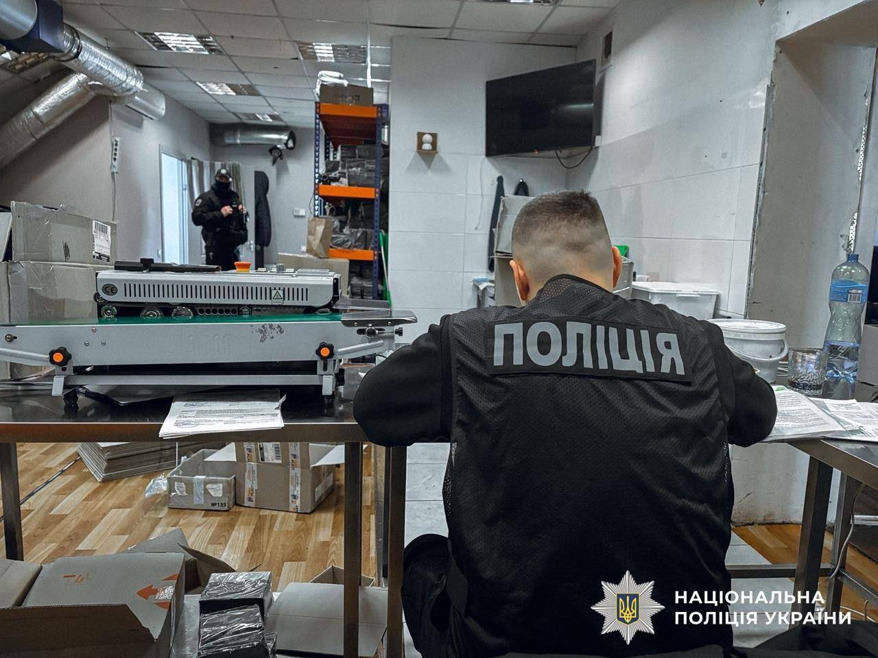 Національна поліція проводить масштабні обшуки у мережі магазинів сувенірної продукції під брендом U420