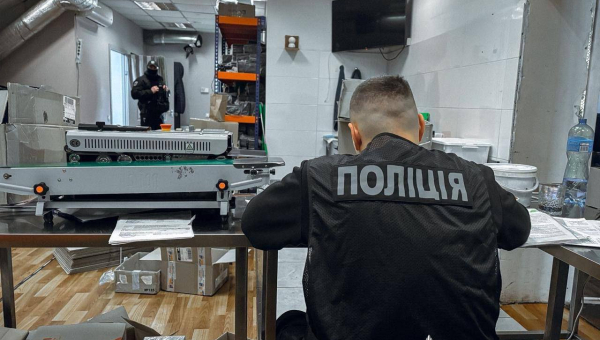 Національна поліція проводить масштабні обшуки у мережі магазинів сувенірної продукції під брендом U420