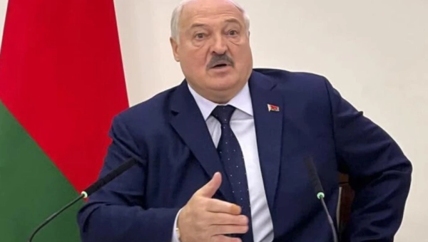 Олександр Лукашенко заявив, що Білорусь не має наміру воювати з сусідніми країнами, однак пригрозив застосувати весь наявний військовий арсенал у разі загрози існуванню держави